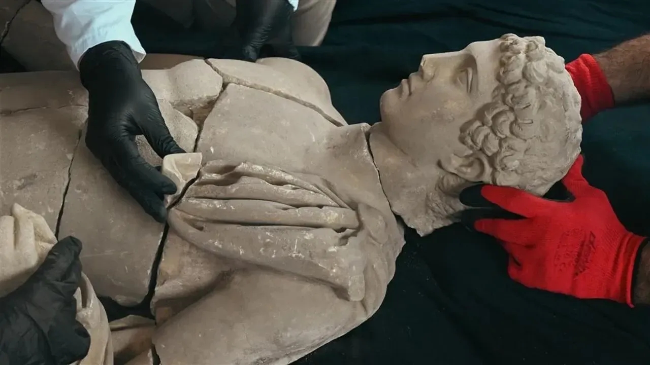 Aspendos’taki Kazılarda 2.000 Yıllık Hermes Heykeli Bulundu